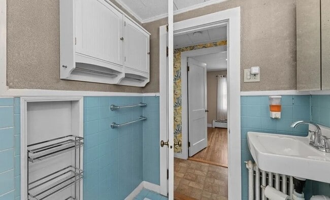 Building Photo - 264 Centre St