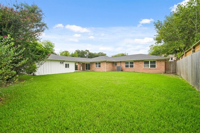 Building Photo - 4427 Sarong Dr