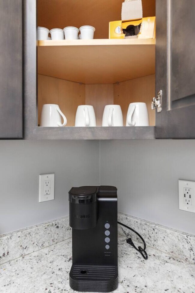 Building Photo - 457 E Kirby St