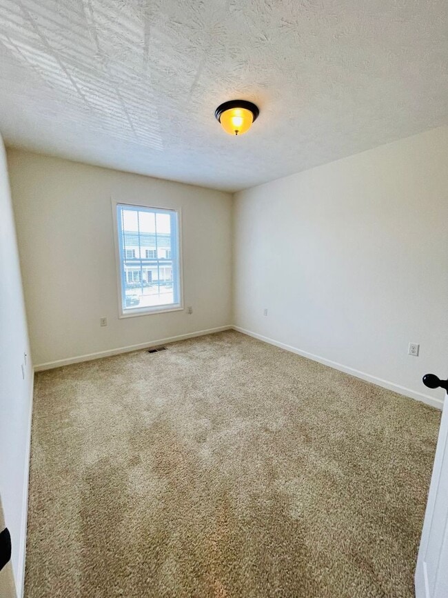 Building Photo - 3 Bedroom, 2.5 Bath Townhouse in Wellington Park