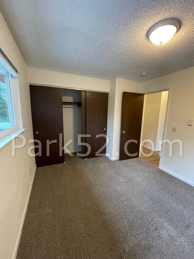 Building Photo - Fircrest Area 3 Bedroom Apartment