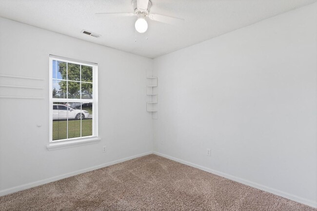 Building Photo - 3 bedroom with garage *** Available to move-in by May 20th ***