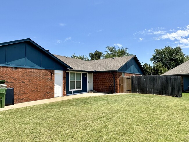 Building Photo - Duplex in Yukon