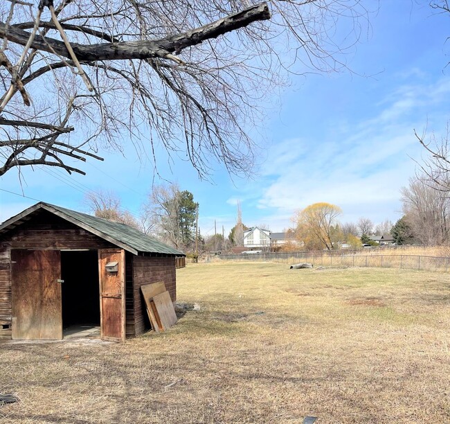 Building Photo - 3 Bedroom 1 Bath House on a Large Lot