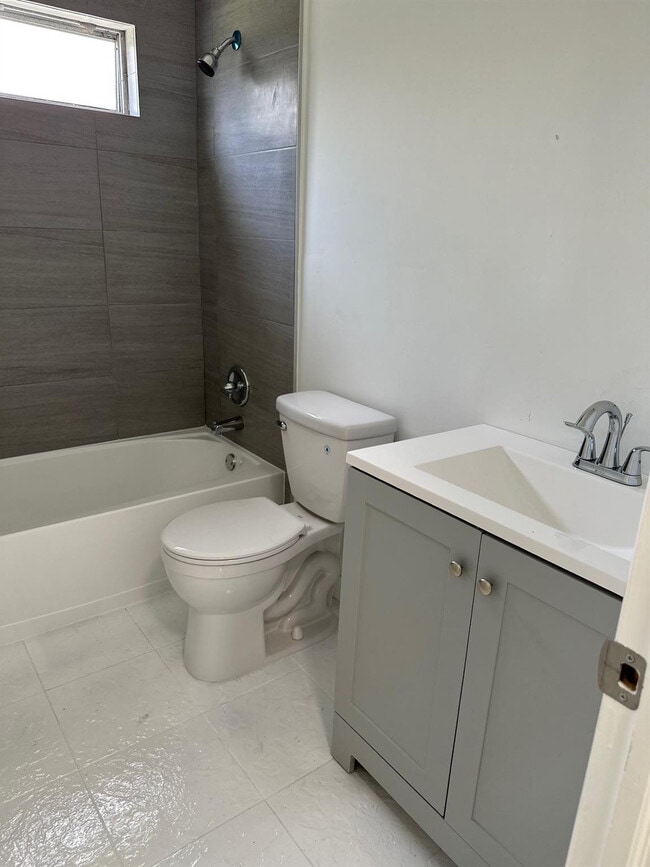 Building Photo - 4051 NE 4th Ave