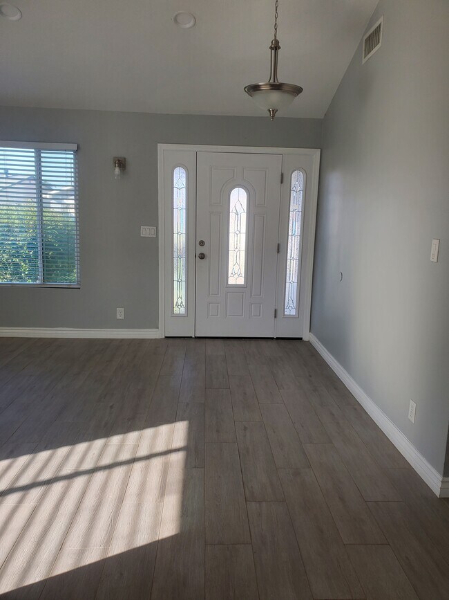 Building Photo - 336 Nueve Ct