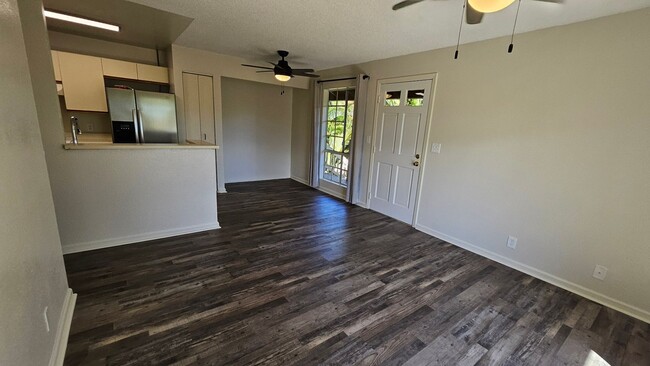 Building Photo - Pet Friendly Upstairs 2/1.5-bedroom North ...