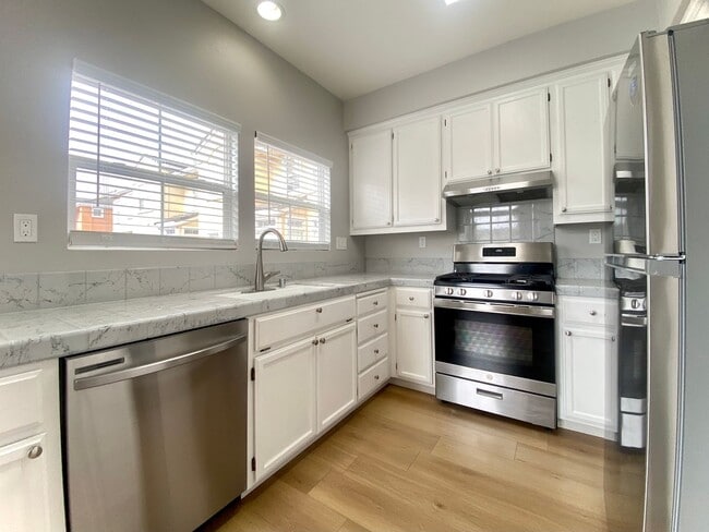 Building Photo - Beautifully Spacious 3-bedroom townhome in Fremont – Gated community!