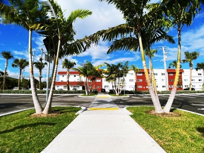 Building Photo - 580 Egret Dr