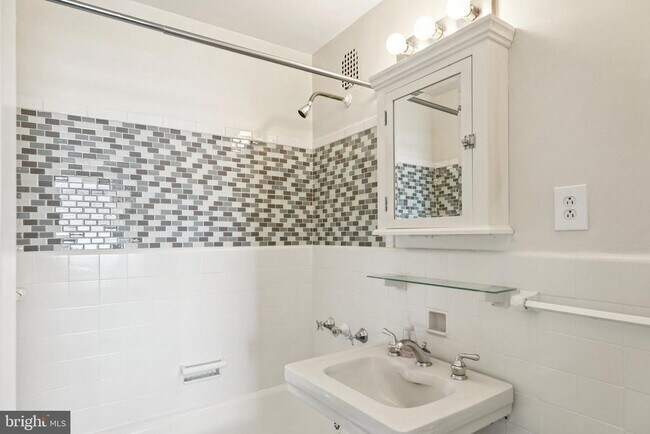 Building Photo - 2031 Locust St