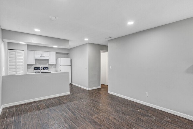 Building Photo - Spacious 3BR/2BA Ocala Home with Modern Finishes,Fireplace Floor-to-Ceiling Sliding Glass Doors &...