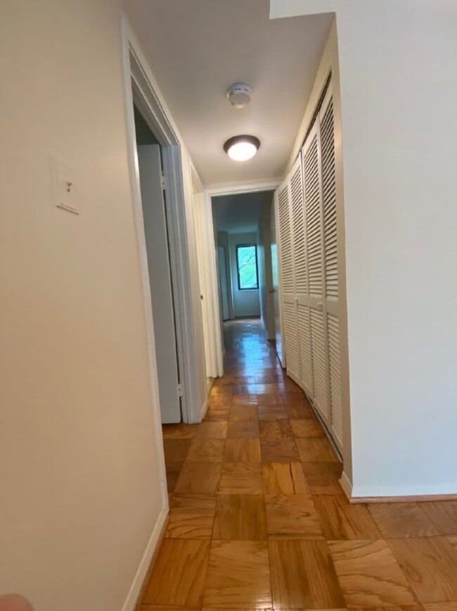 Building Photo - 2 Bedroom 1.5 Bathroom Apartment Unit Loca...