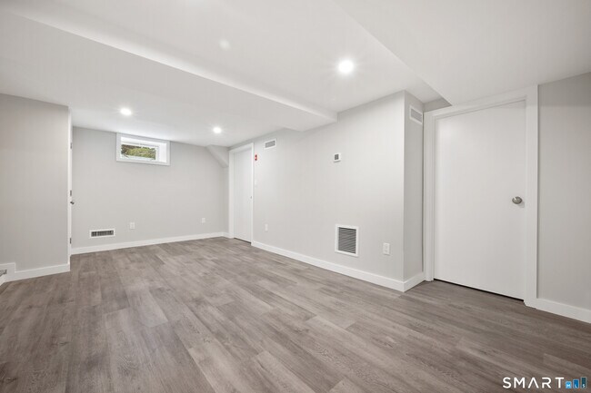 Building Photo - 115 E Elm St
