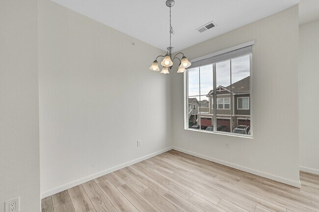Building Photo - $2,250 - 2 Bed,1 Bath, Updated townhome in...