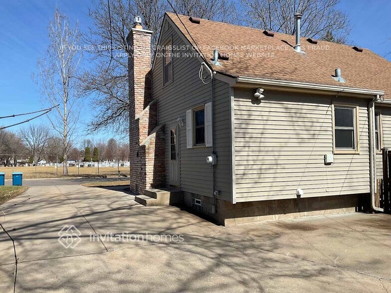 Building Photo - 2713 W 71st 1/2 St