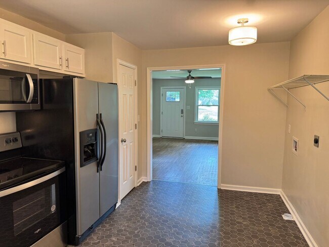 Building Photo - 907 Elwood Dr