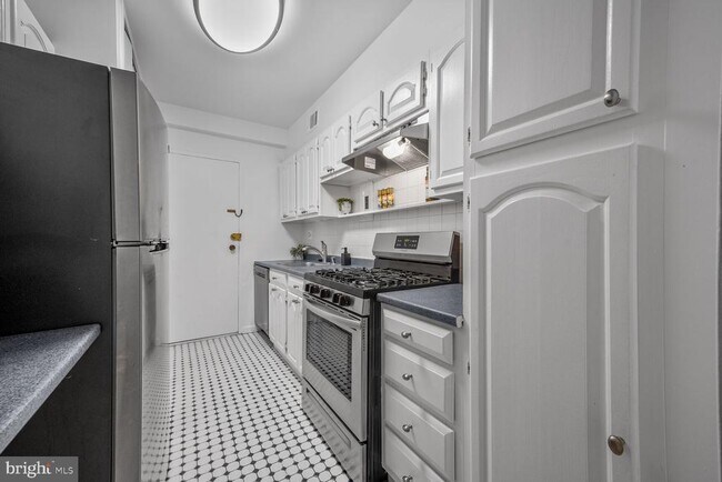 Building Photo - 4201 Cathedral Ave NW