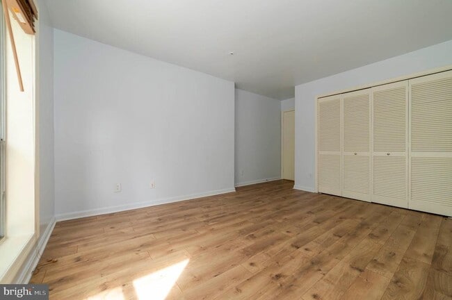 Building Photo - 3176 Summit Square Dr