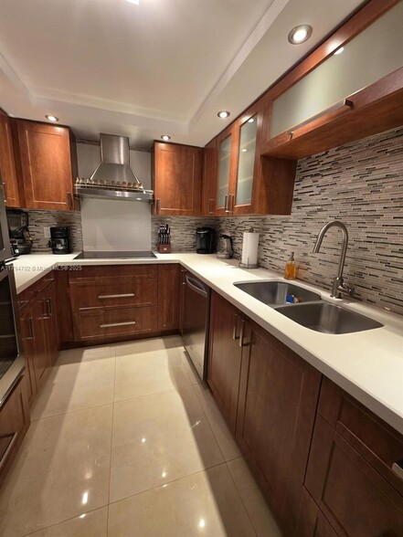 Building Photo - 9225 Collins Ave