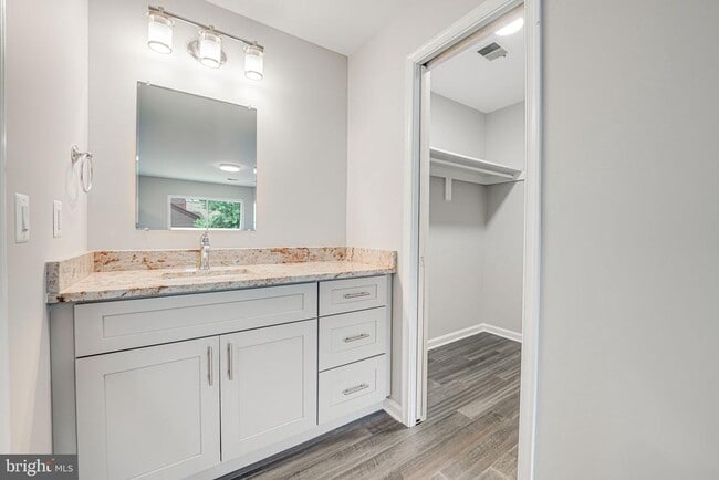 Building Photo - 2815 Lee Oaks Ct