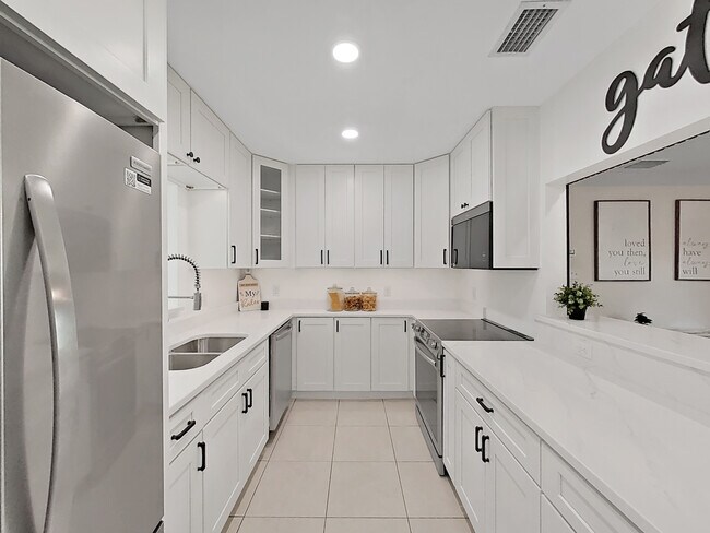 Building Photo - 4610 W Bay Villa Ave