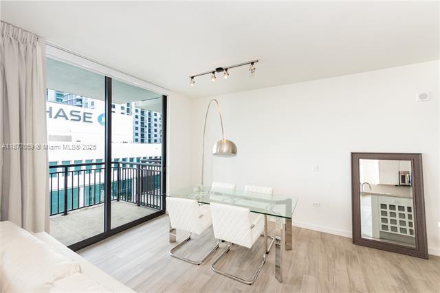 Building Photo - 999 SW 1st Ave