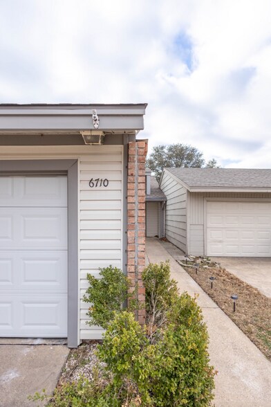 Building Photo - 6710 La Costa Dr