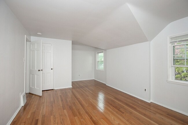 Building Photo - 3 Bed/1.5 Bath Single Family Home!