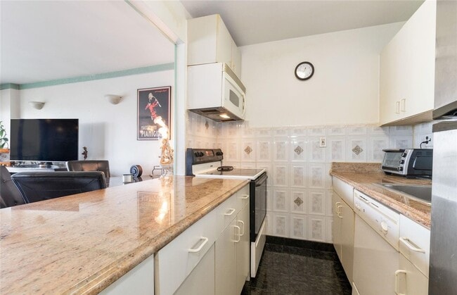 Building Photo - QShore