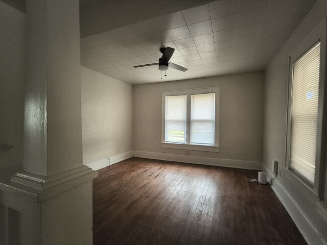 Building Photo - 402 E Warner Ave