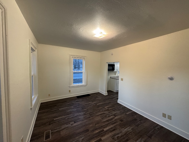 Building Photo - 000 Vine St