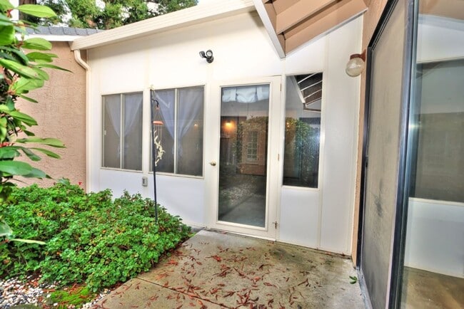 Building Photo - Beautiful corner halfplex available now for rent!