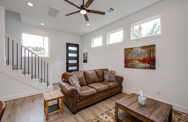Building Photo - 203 Danna Ln