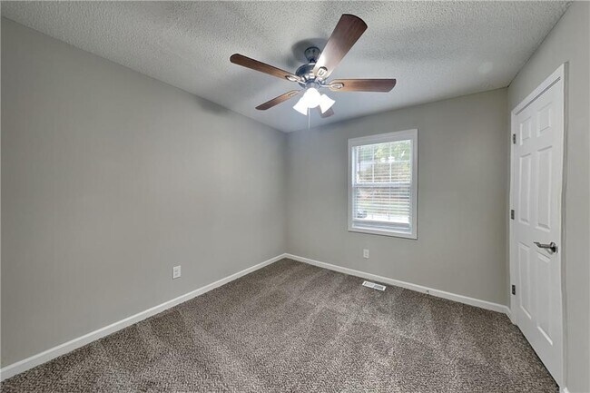 Building Photo - 214 Brookside Dr