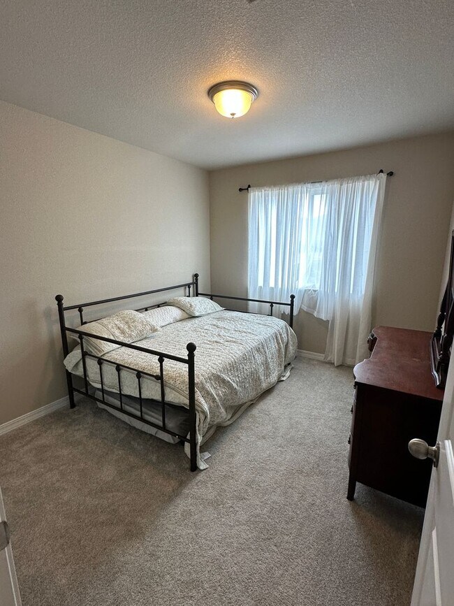 Building Photo - Modern Living in Skyview Village