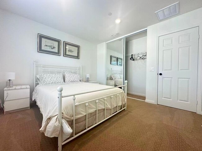 Building Photo - 3 BEDROOM HOME FOR LEASING IN Ontario