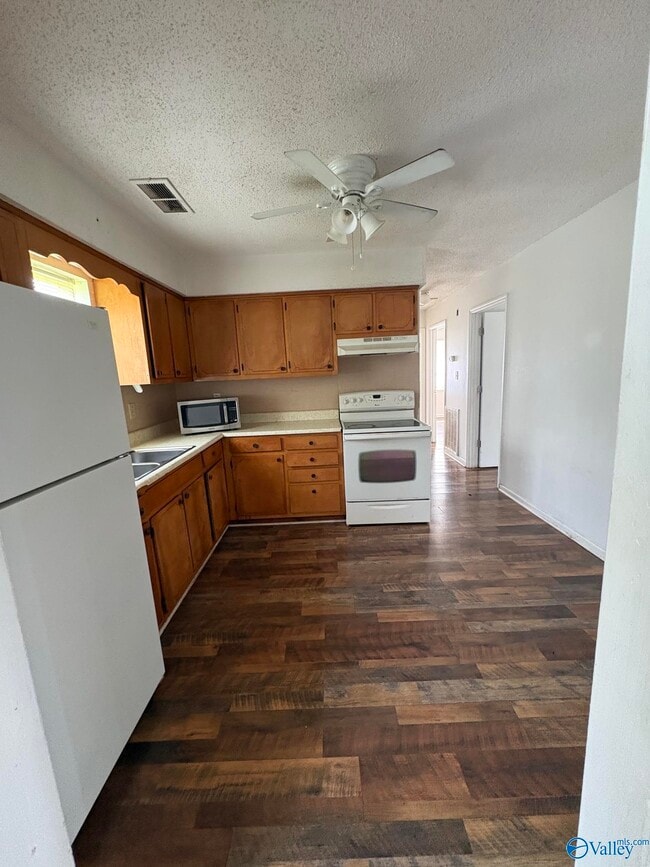 Building Photo - 21045 Myrtlewood Dr