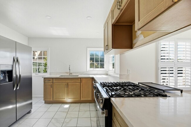 Building Photo - 7005 Draper Ave