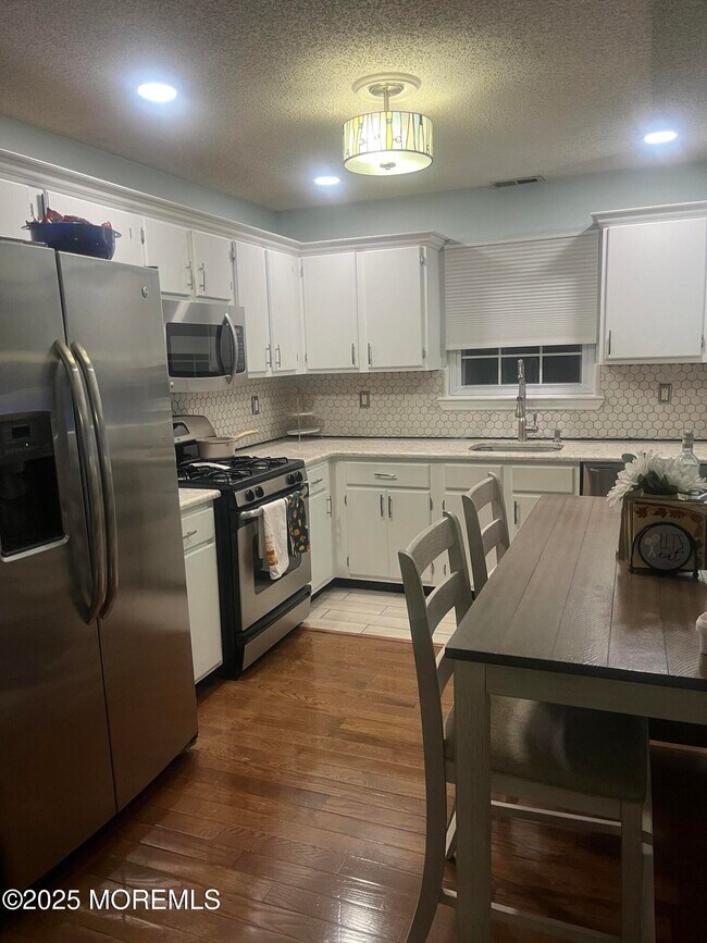 Building Photo - 182 Tulip Ln