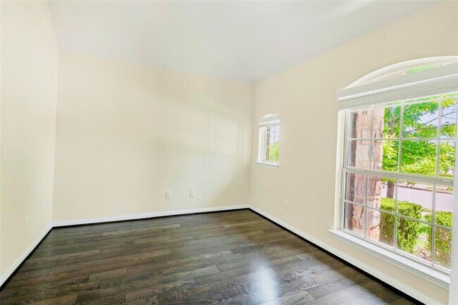 Building Photo - 1005 Fountain Grass Way