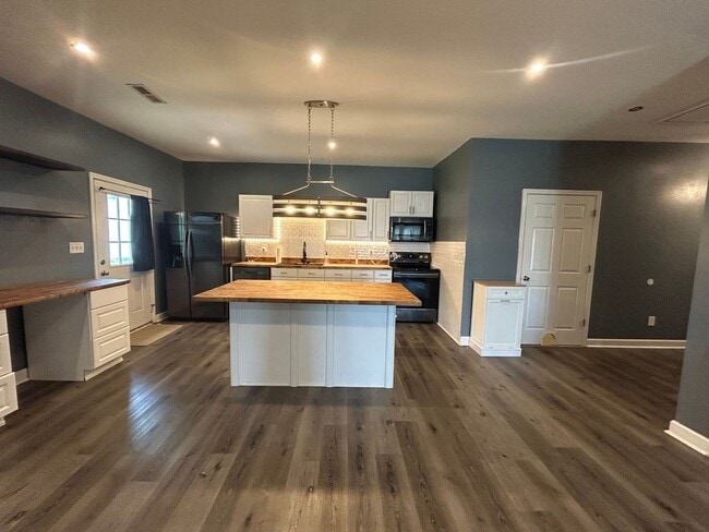 Building Photo - Charming 3 Bedroom, 1 Bath Home – 1,440 Sq...