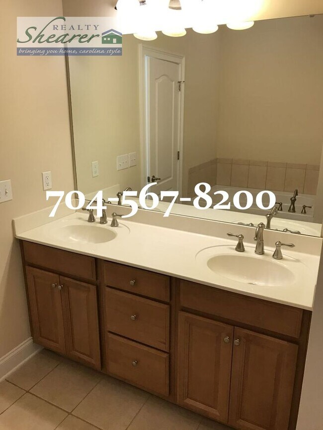 Building Photo - Great 2 story townhome in Ballantyne