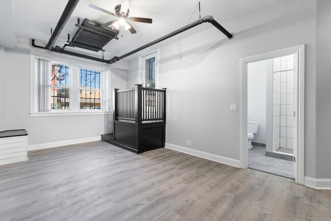 Building Photo - 7618 N Eastlake Terrace