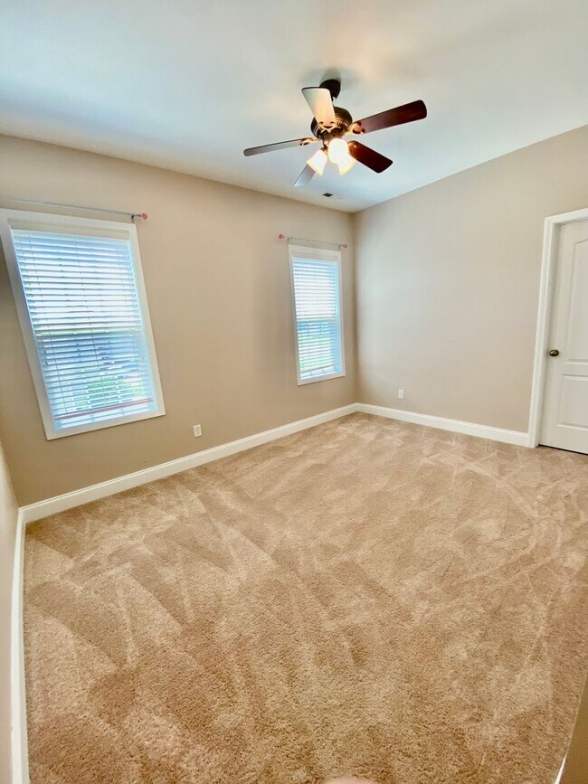 Building Photo - Huge 6 Bedroom Home In The Bluffs On The New River