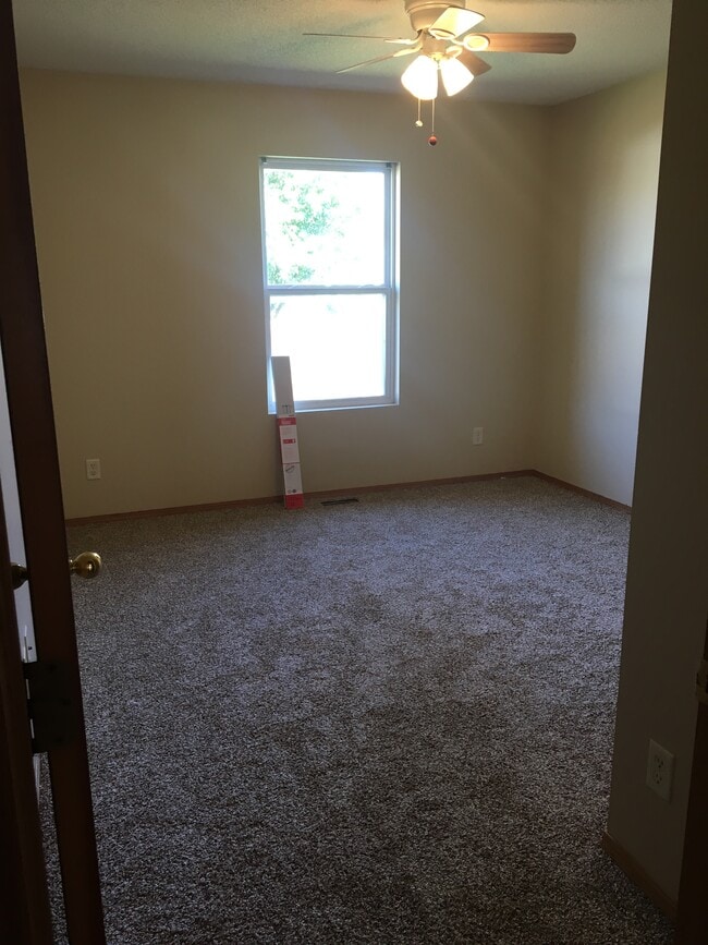 Building Photo - 2218 E Carriage Dr