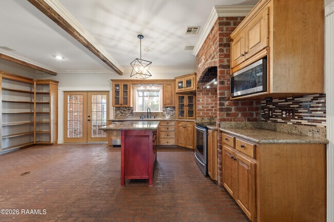 Building Photo - 300 Oak Hollow Dr