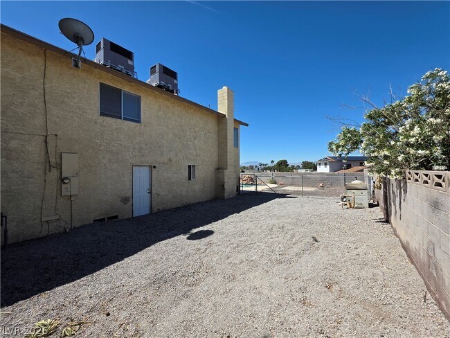 Building Photo - 1745 Mt Hood St