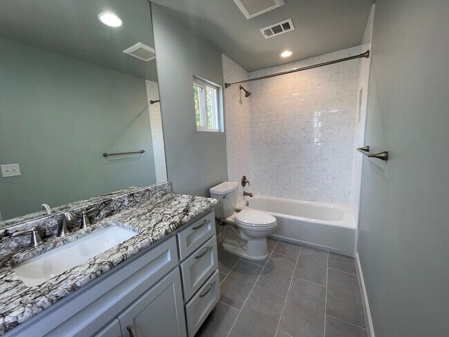 Building Photo - Amazing detached 2/2.5 duplex in Central Austin!!!