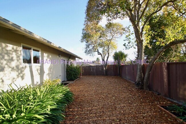 Building Photo - 525 Las Colindas Rd