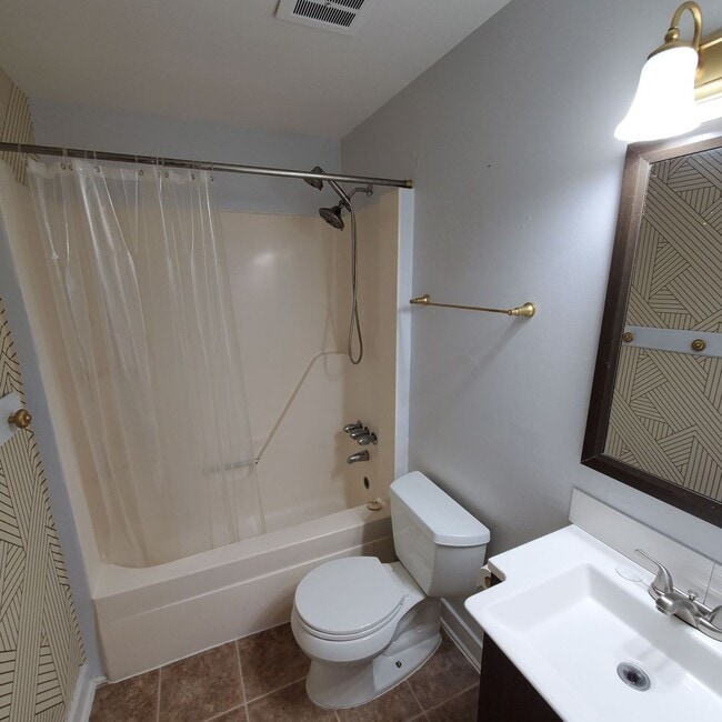 Building Photo - Two Bedroom Apartment Available At Barracks West
